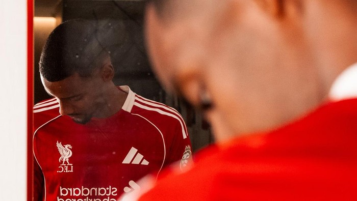 Liverpool memperkenalkan Alexander Isak sebagai pemain baru. Isak direkrut pada hari terakhir bursa transfer musim panas 2025.