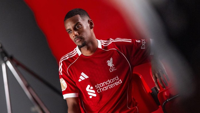 Alexander Isak resmi gabung Liverpool. Liverpool memperkenalkan Alexander Isak sebagai pemain baru. Isak direkrut pada hari terakhir bursa transfer musim panas 2025.