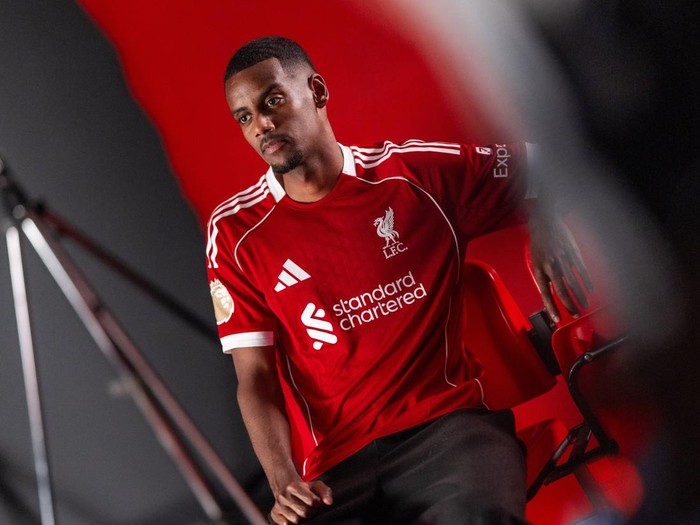 Liverpool memperkenalkan Alexander Isak sebagai pemain baru. Isak direkrut pada hari terakhir bursa transfer musim panas 2025.