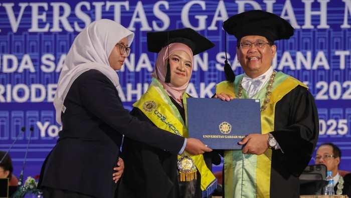 Inspiratif! Anis, Alumni UGM Berprestasi Ini, Buktikan Keterbatasan Bukan Penghalang Mimpi