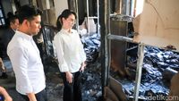 Potret Arumi Bachsin dan Emil Meratapi Sisa Puing Kebakaran di Ruang Kerjanya