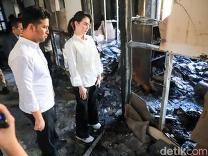 Momen Arumi Bachsin Temani Emil Dardak Lihat Kantor Hangus Dibakar Momen Arumi Bachsin Temani Emil Dardak Lihat Kantor Hangus Dibakar