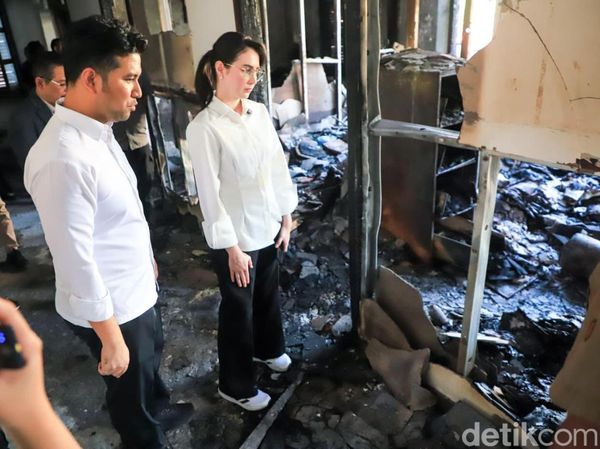 Potret Arumi Bachsin dan Emil Meratapi Sisa Puing Kebakaran di Ruang Kerjanya