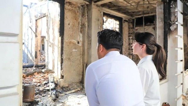 Berita Viral Selebriti dari InsertLive : Datangi Kantor Emil Dardak yang Dibakar, Arumi Bachsin: Semangat Sayang