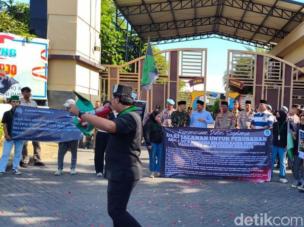 Bakar Ban Serta Salat Gaib Warnai Aksi Mahasiswa di Sidoarjo