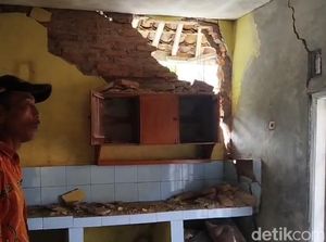 Retakan Tanah Muncul di Tasikmalaya, Udin Menangis Rumahnya Rusak