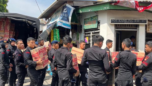 Brimob Polda Metro Jaya menyalurkan sembako kepada warga di sekitar markas Kwitang, Selasa (2/9/2025).