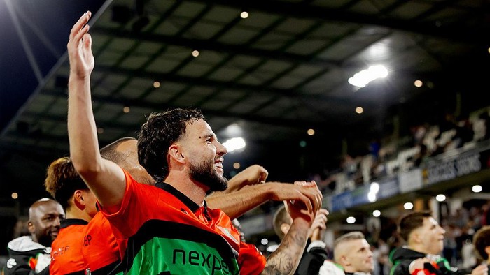 ALMELO, NETHERLANDS - AUGUST 16: Calvin Verdonk of NEC Nijmegen celebrates the victory during the Dutch Eredivisie  match between Heracles Almelo v NEC Nijmegen at the Asito Stadium on August 16, 2025 in Almelo Netherlands (Photo by Stan Oosterhof/Soccrates/Getty Images)