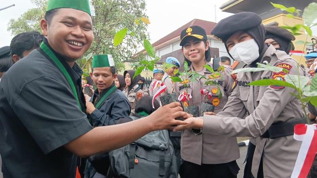 Demo massa HMI di Polda Riau, Selasa (2/9/2025) berlangsung damai.