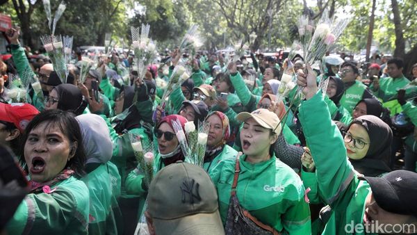 Driver Ojol Bagikan Bunga Saat Aksi Damai di Monas