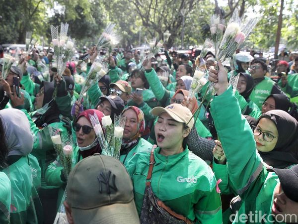 Driver Ojol Bagikan Bunga Saat Aksi Damai di Monas