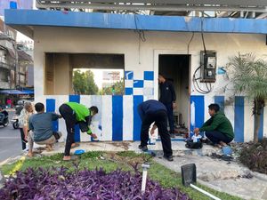 Ojol dan Warga Kompak Perbaiki Pos Polisi Dibakar di Kota Surabaya