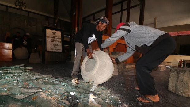 Petugas memindahkan bunda purbakala saat proses evakuasi di Museum Bagawanta Bari, Kabupaten Kediri, Jawa Timur, Minggu (31/8/2025). Pemindahan koleksi museum Bagawanta Bari ke tempat yang lebih aman tersebut dilakukan karena bangunan museum rusak dan hilangnya arca kepala Ganesha peninggalan era Kerajaan Kediri akibat kerusuhan pada Sabtu (30/8/2025) malam. ANTARA FOTO/Prasetia Fauzani/bar