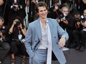 Andrew Garfield & Monica Barbaro Buktikan Kemesraan Lewat Gaya di Red Carpet Andrew Garfield & Monica Barbaro Buktikan Kemesraan Lewat Gaya di Red Carpet