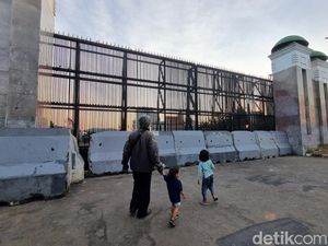 Warga Palmerah Ajak Anak ke Depan DPR: Nggak Ada Demo, Jadi Rekreasi