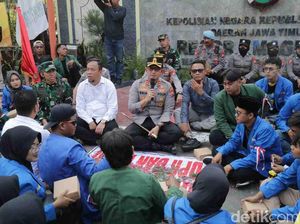 Polisi Apresiasi Aksi Damai Mahasiswa-Masyarakat di Magetan Polisi Apresiasi Aksi Damai Mahasiswa-Masyarakat di Magetan