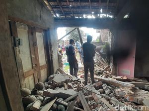 Truk Tabrak Motor Lalu Hantam Warung dan Rumah di Banjarsari Pati