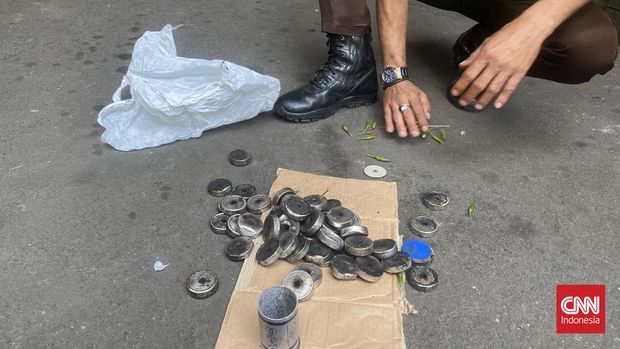 Viral di media sosial, beberapa anggota kemananan menembakan gas air mata kepada sekelompok orang dan mahasiswa yang terjadi di jalan Tamansari, Kota Bandung, Senin (1/9) malam. Adapun kejadian tersebut diketahui terjadi pada pukul 11.30 WIB.