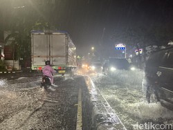 Ruas Jalan Letda Sudjono Medan Terendam Banjir, Banyak Kendaraan Mogok