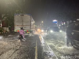 Ruas Jalan Letda Sudjono Medan Terendam Banjir, Banyak Kendaraan Mogok Ruas Jalan Letda Sudjono Medan Terendam Banjir, Banyak Kendaraan Mogok