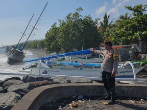 Kapal Layar Angkut 8 ABK Terdampar di Amed gegara Gelombang Tinggi Kapal Layar Angkut 8 ABK Terdampar di Amed gegara Gelombang Tinggi
