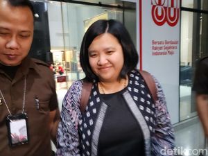 Fiona Eks Stafsus Nadiem Kembali Lempar Senyum Usai Diperiksa KPK Fiona Eks Stafsus Nadiem Kembali Lempar Senyum Usai Diperiksa KPK