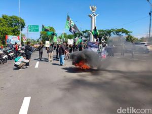Mahasiswa HMI Salat Gaib Lalu Bakar Ban di Exit Tol Sidoarjo Mahasiswa HMI Salat Gaib Lalu Bakar Ban di Exit Tol Sidoarjo