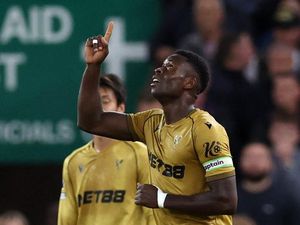 Tak Terpengaruh Isu Transfer ke Liverpool, Guehi Dipuji Rooney