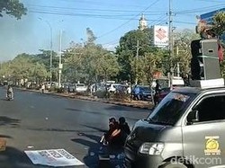 Massa Demo di Kantor Gubernur Sulsel Tutup Jalan Urip Arah Perintis Makassar