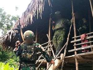 Marinir Kuasai 5 Markas OPM di Maybrat, Senpi Rakitan-Busur Panah Disita Marinir Kuasai 5 Markas OPM di Maybrat, Senpi Rakitan-Busur Panah Disita