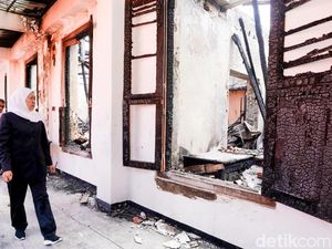Momen Gubernur Khofifah Tinjau Kerusakan Grahadi Akibat Dibakar Momen Gubernur Khofifah Tinjau Kerusakan Grahadi Akibat Dibakar