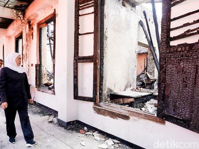 Momen Gubernur Khofifah Tinjau Kerusakan Grahadi Akibat Dibakar