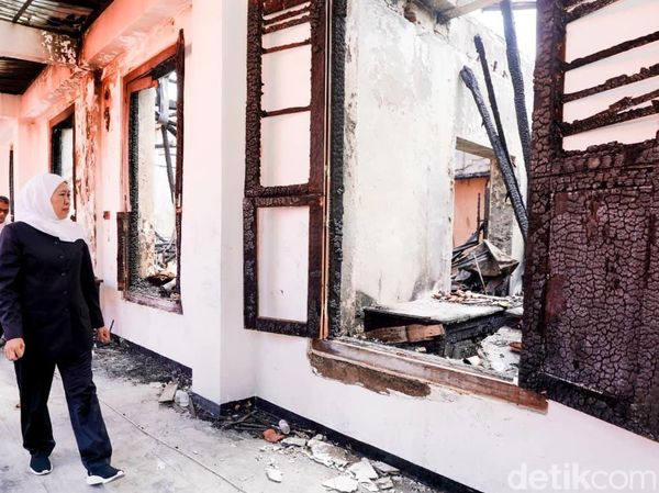 Momen Gubernur Khofifah Tinjau Kerusakan Grahadi Akibat Dibakar