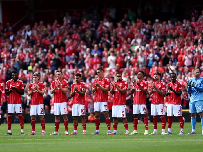 NOTTINGHAM, ENGLAND - AUGUST 31: Nottingham Forest players, along with match officials, opposition players and fans take part in a minute's applause in memory of Terry Hennessey, former Nottingham Forest player, who passed away on the 8th August 2025, prior to the Premier League match between Nottingham Forest and West Ham United at City Ground on August 31, 2025 in Nottingham, England. (Photo by Dan Istitene/Getty Images)