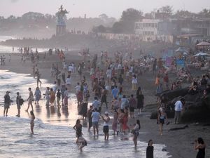 Pariwisata Bali Kondusif, Wisatawan Padati Pantai Canggu Pariwisata Bali Kondusif, Wisatawan Padati Pantai Canggu