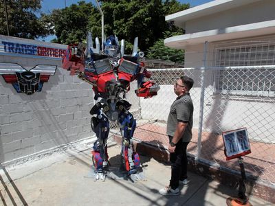 Pengrajin Venezuela Ciptakan Patung Kreatif untuk Promosikan Daur Ulang