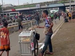 Nekat! Begini Potret Penjual Makanan yang Tetap Dagang di Tengah Demo Nekat! Begini Potret Penjual Makanan yang Tetap Dagang di Tengah Demo