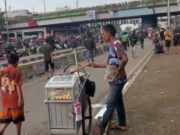 Nekat! Begini Potret Penjual Makanan yang Tetap Dagang di Tengah Demo