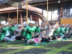 Polda Bali dan Pengemudi Ojol Gelar Doa Bersama untuk Affan Kurniawan