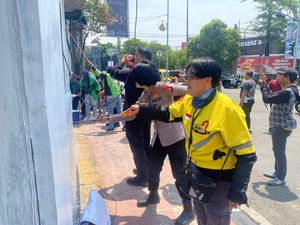Polisi dan Ojol Bersihkan Pospol Ciceri Kota Serang yang Terbakar Polisi dan Ojol Bersihkan Pospol Ciceri Kota Serang yang Terbakar