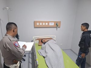 Driver Ojol di Palembang Luka Berat hingga Pingsan Usai Motornya Tabrak Truk