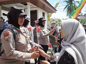 Aksi Damai Mahasiswa di DPRD Rohul, Polisi Bagikan Mawar ke Pedemo
