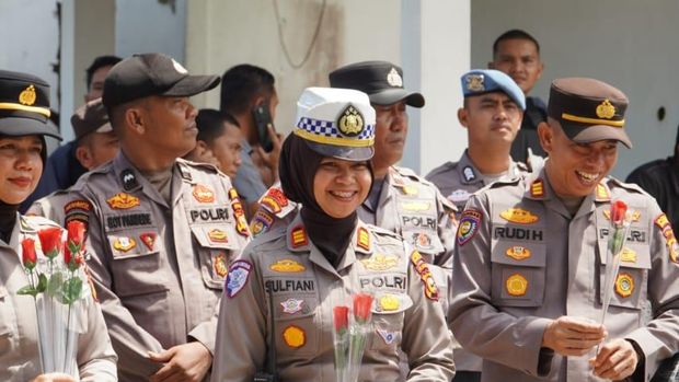 Polres Rokan Hulu menebar pesan damai dan kasih sayang lewat bunga mawar merah, Selasa (2/9/2025).