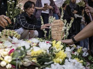 Potret Haru Pemakaman Acil Bimbo di Cimahi