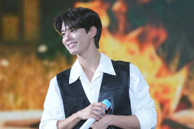 Park Bo Gum di atas panggung fan meeting 'Be With You' di Jakarta. Sang aktor sedang menyapa para penggemar.