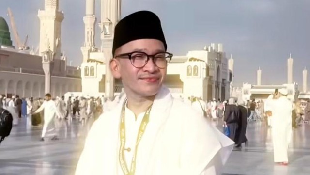 Kabar Terkini Artis dari InsertLive : Umrah Perdana usai Mualaf, Ruben Onsu Nangis Cium Hajar Aswad