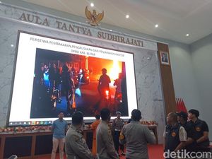 Video: 41 Perusuh Diduga Bakar DPRD Blitar Dibekuk, 9 di Antaranya Ditahan Video: 41 Perusuh Diduga Bakar DPRD Blitar Dibekuk, 9 di Antaranya Ditahan