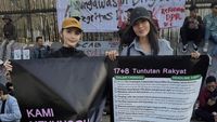 7 Gaya Selebgram Ikut Demo Serukan 17+8 Tuntutan Rakyat di Halaman Gedung DPR