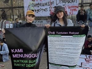 7 Gaya Selebgram Ikut Demo Serukan 17+8 Tuntutan Rakyat di Halaman Gedung DPR