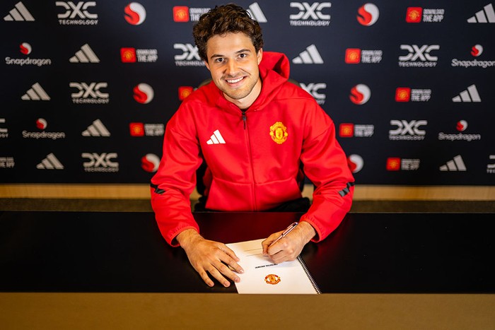 Senne Lammens MANCHESTER, ENGLAND - SEPTEMBER 01: (EXCLUSIVE COVERAGE) Senne Lammens of Manchester United poses after signing for the club at Carrington Training Ground on September 01, 2025 in Manchester, England. (Photo by Manchester United/Manchester United via Getty Images)